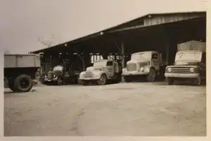 Fuhrpark von Schwarz Malente kurz nach der Firmengründung 1947 in SChwarz Weiß