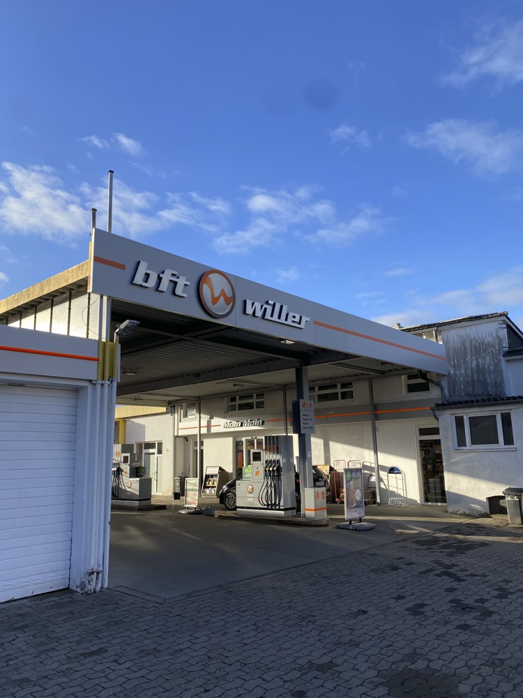 Frontansicht der bft willer Tankstelle von Schwarz GmbH & Co. KG in Malente